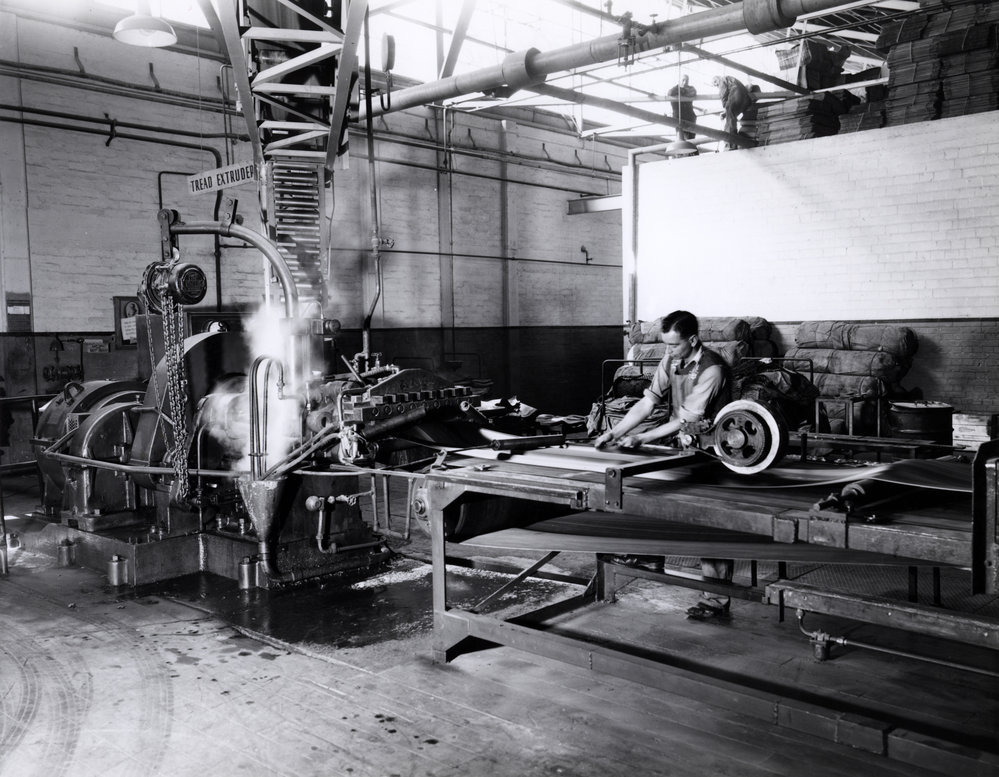 Dunlop tread extrusion; first line; the extruder