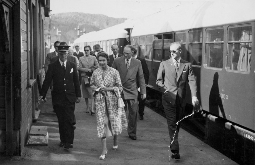 Royal tour 1954; Queen Elizabeth II and Prince Philip arriving at Kaitoke station