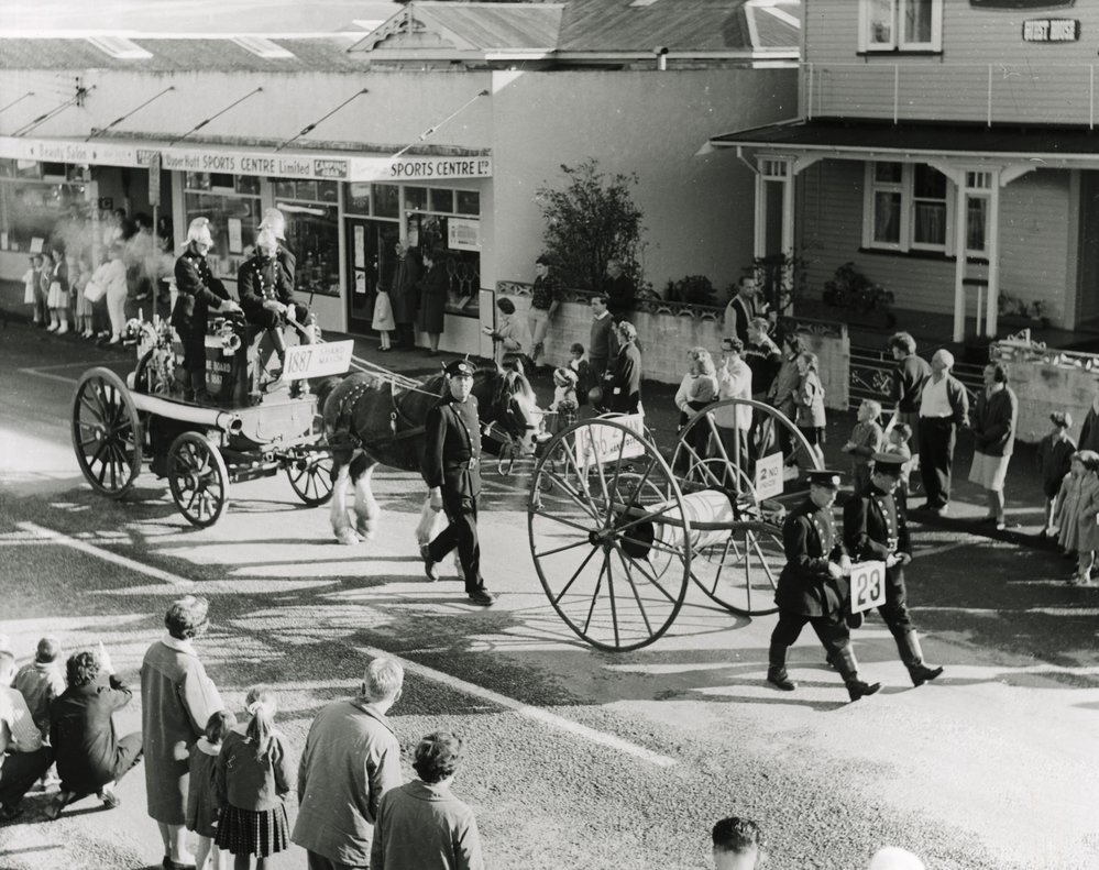 City Status procession No. 23; fire brigades and vintage appliances