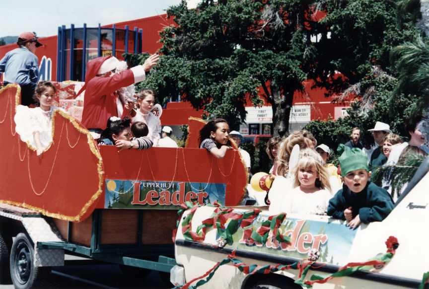 Christmas parade 1995; Santa passing the rear of the Mall, Queen Street
