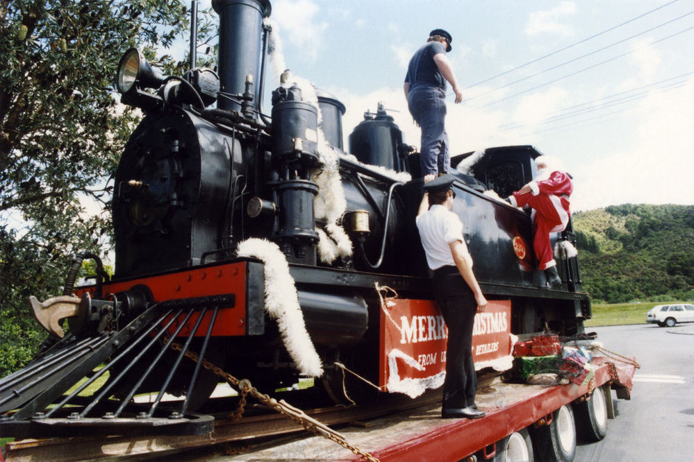 Christmas parade 1993; Santa and Silverstream Railway 1877 L-class engine