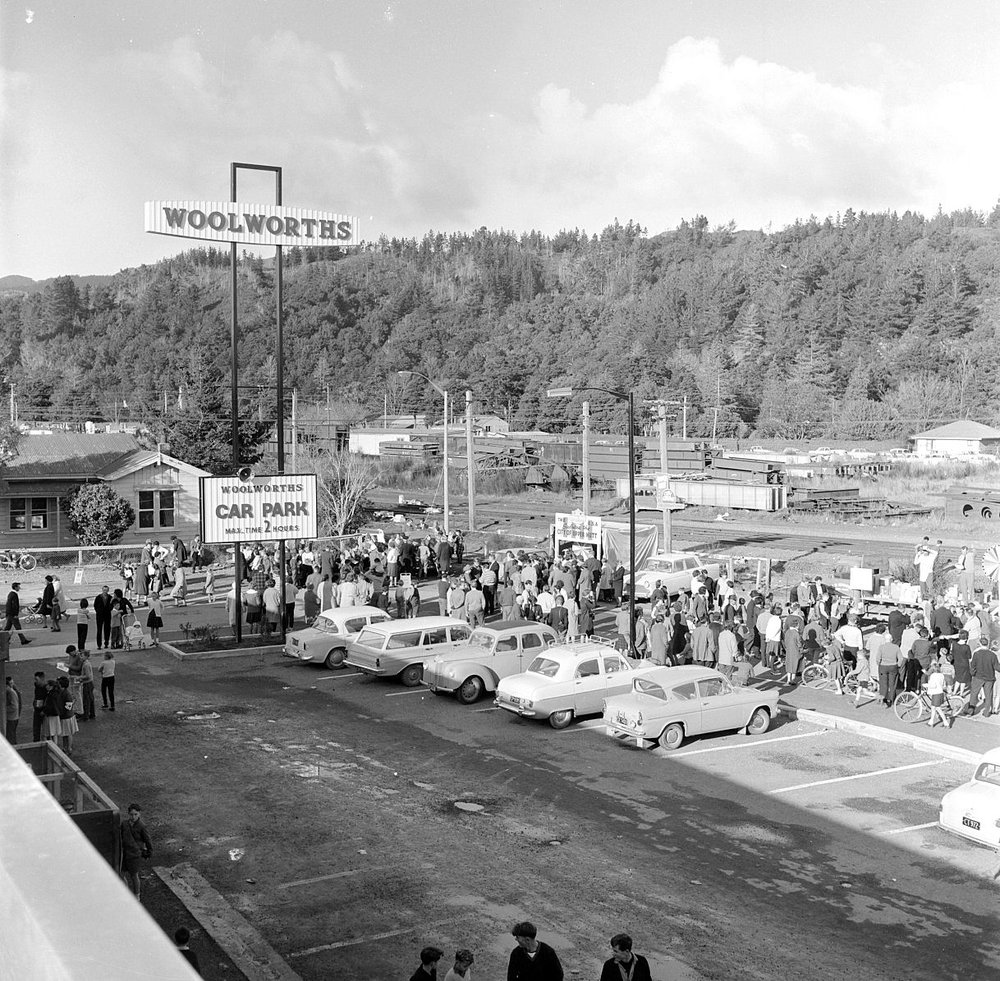 City status celebrations; crowd on corner of Russell Street and Fergusson Drive