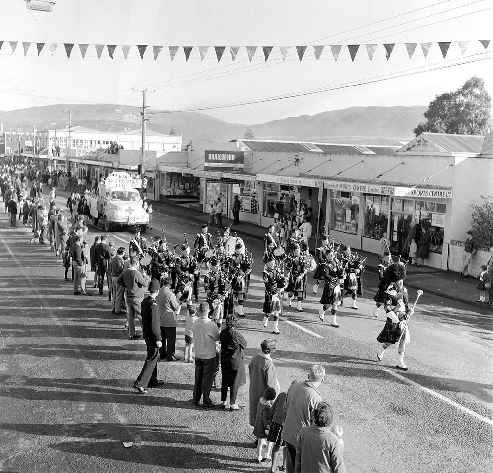 City Status procession No. 20; Pipe band, Red Cross