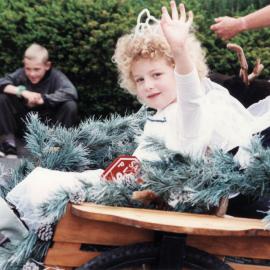Christmas parade 1999; unidentified float
